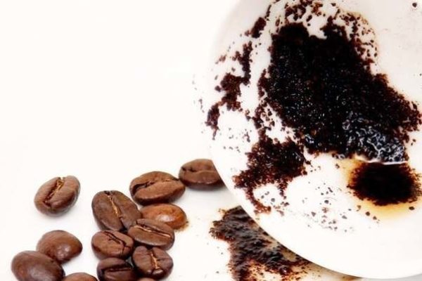 Кофейной гущей можно подкрасить коричневую замшу