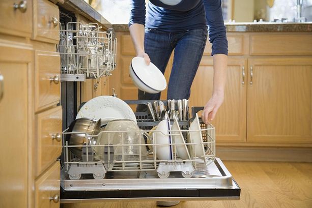 Многие хозяйки моют в машинке абсолютно всю посуду, что в корне неверно
