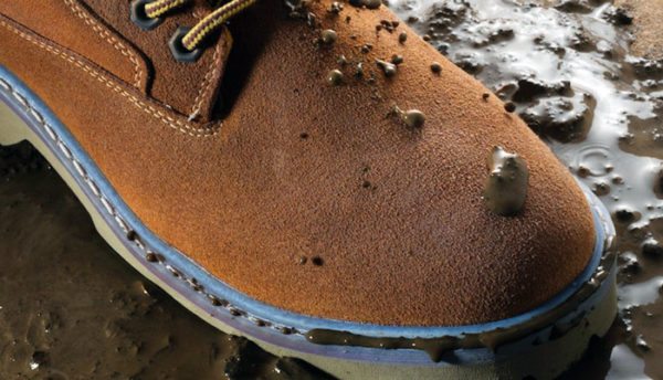 Водоотталкивающий спрей убережет обувь от влаги и грязи