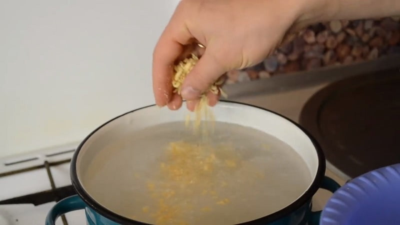 как очистить чугунную сковороду клеем