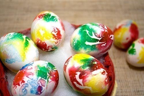 окраска пасхальных яиц