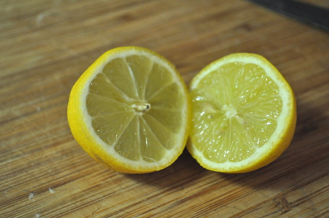 лимон на доске