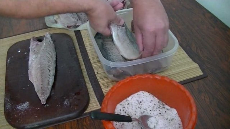 солить рыбу в масле
