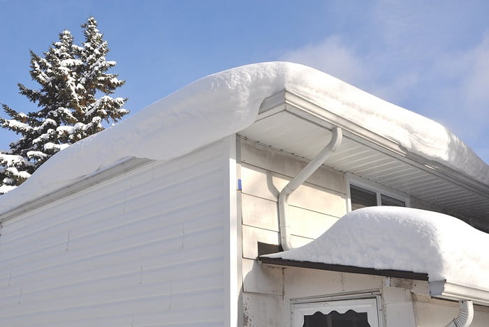 убрать снег с крыши частного дома