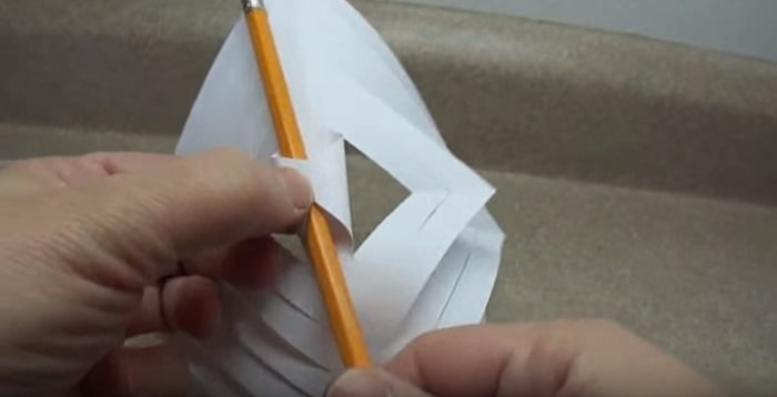 вырезать снежинку из бумаги
