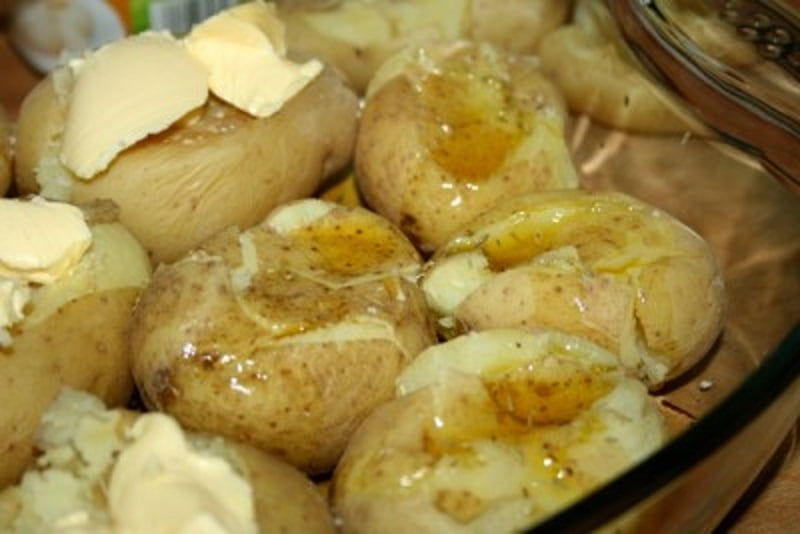 картофель в мундире в духовке целиком