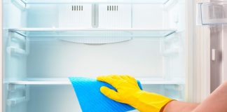 Избавиться от запаха в холодильнике